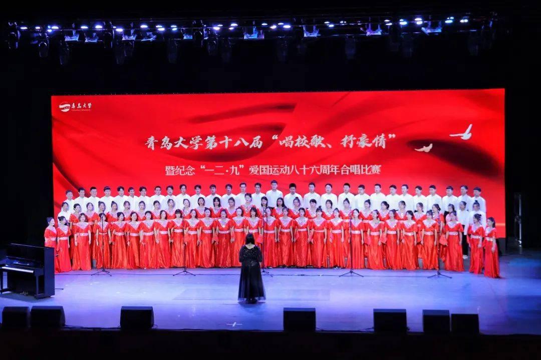 54岁田小洁陪继女逛街！胡须花白状态沧桑，穿着普通似路人接地气